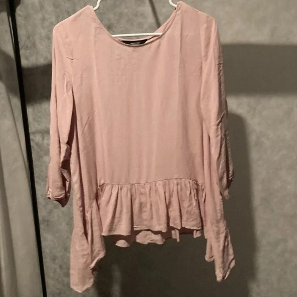 SIMPLY VERA Ruffle Trim Pink Women's Blouse Relaxed Fit Lightweight Medium NWOT!